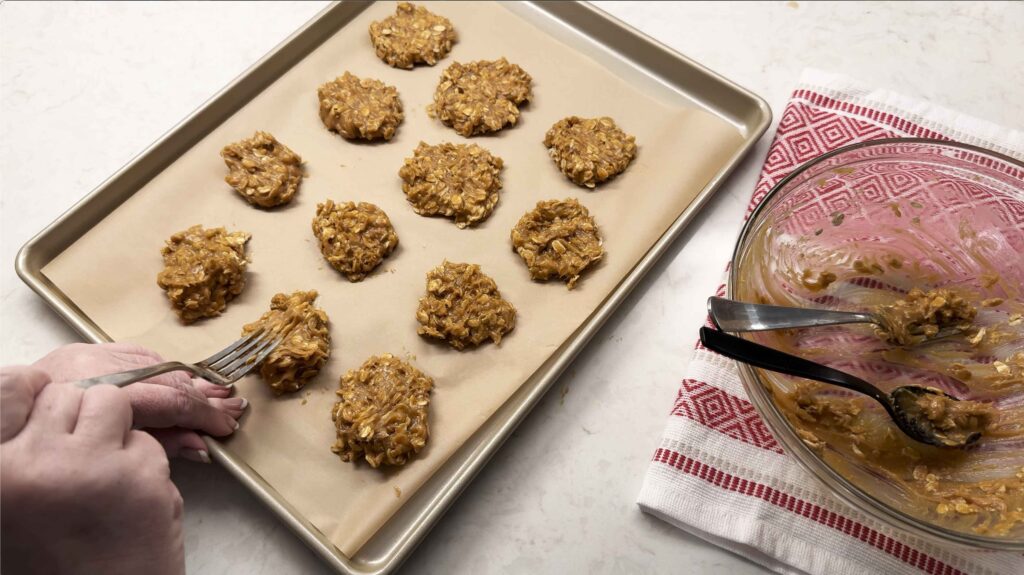 Shaping oatmeal cookies