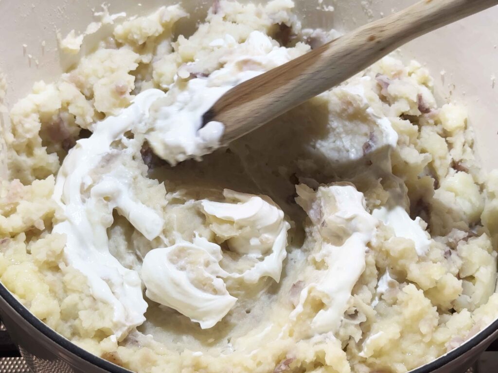 Adding sour cream to mashed potatoes