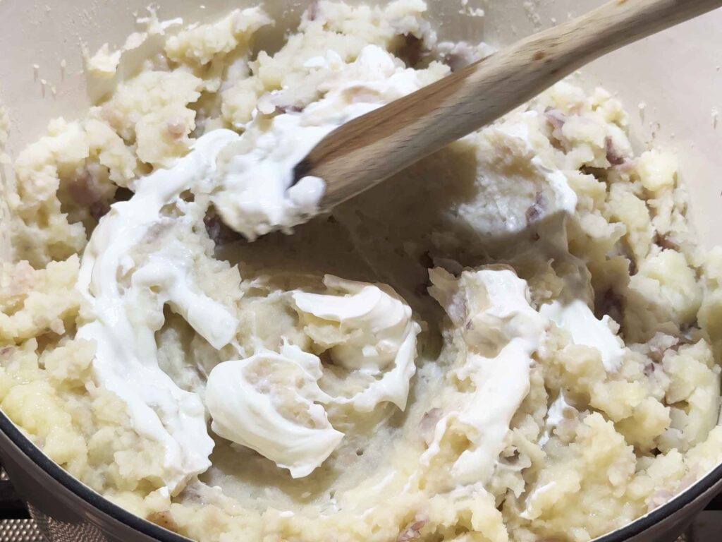 Adding sour cream to mashed potatoes