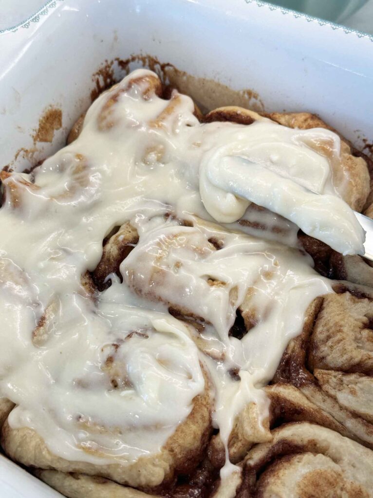 Frosting cinnamon rolls