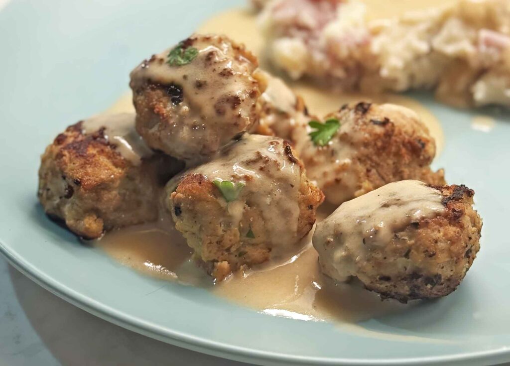Turkey meatballs with brown cream gravy