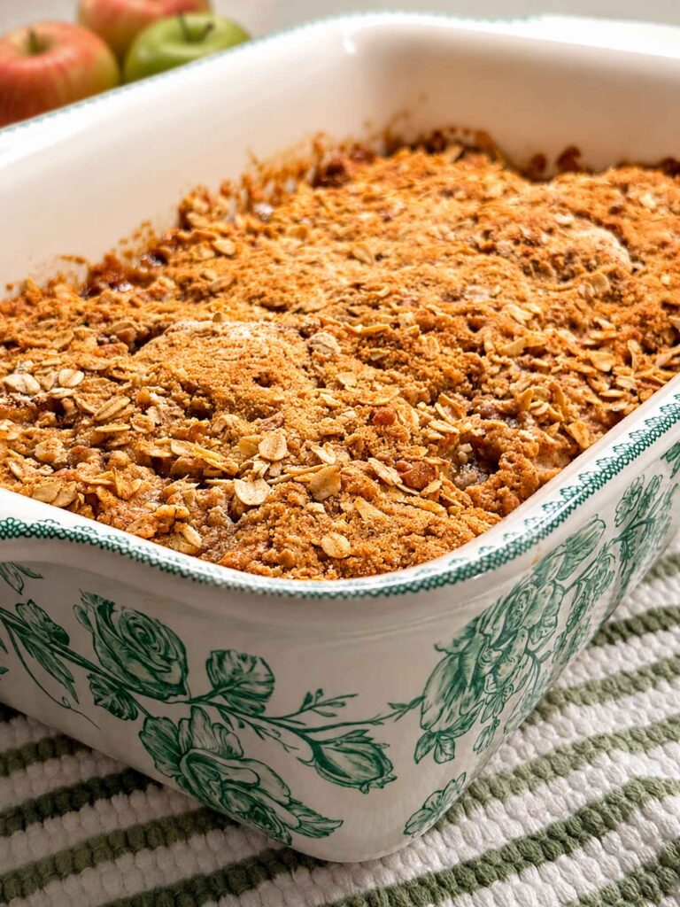 Baked apple crisp with buttery oat topping